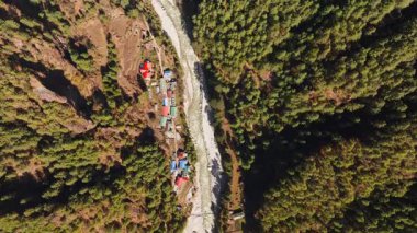 Gökyüzü perspektifi, yemyeşil orman, Jorsale 'den geçen yılan nehri, Everest, Nepal Dağı' na yakın..