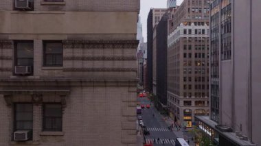 Manhattan şehir merkezindeki ofisleri ve konut binalarını gösteren hava görüntüsü, beton kanyonda gezinen araçlarla yoğun şehir şebekesi.