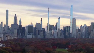 New York 'ta Manhattan' ın Finansal Bölgesi 'nin büyüleyici hava manzarası. Citys gökdelenler ve alacakaranlıkta ikonik gökdelenler sergiliyor..