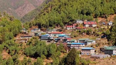 Bereketli ormanların ortasında yuva yapan Monjo köyü Nepal Himalaya manzarasının görkemli zirvesinin altında geleneksel Sherpa mimarisini sunar..