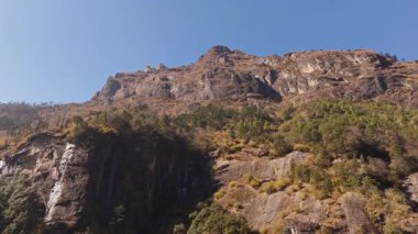 Görkemli Himalaya dağları yemyeşil dağ yamaçlarından yükseliyor, derin mavi Himalaya gökyüzü Jorsale yakınlarındaki el değmemiş Nepal manzarasında.