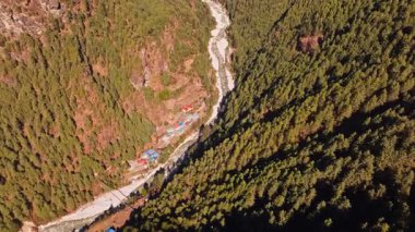 Himalaya tepeleri tarafından çerçevelenmiş yeşil vadileri kesen kıvrımlı nehir, dramatik Nepal çöllerini ortaya çıkarıyor..