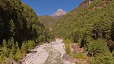 Nepal, Jorsale 'deki yemyeşil bir vadide kıvrılan Dudh Koshi nehrinin nefes kesici manzarası, orman yamaçları ve yüksek tepelerle çevrili..
