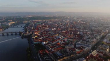 Sabah ışığı Vltava Nehri 'ni yansıtıyor. Sis Prag şehir merkezinde süzülürken mimarisinin ve ufuk çizgisinin güzelliğini gözler önüne seriyor..