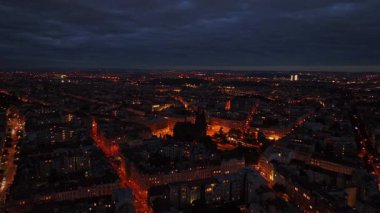 Prag şehir ışıkları mavi saatte Prag şehir merkezini nefes kesici bir şekilde gösteriyor. Büyülü ortam, bu tarihi Avrupa şehrinin cazibesini vurguluyor..