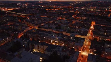 Prag şehir merkezi gün batımında turuncu ışıklı caddeleri ve binaları gözler önüne seriyor ve Orta Avrupa başkentinde büyülü bir atmosfer oluşturuyor..