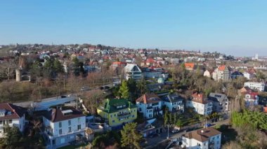 Kriegsberg Tepesi, Stuttgart yerleşim bölgesi. Mavi gökyüzünün altında renkli binalar ve yeşil ağaçlar var..