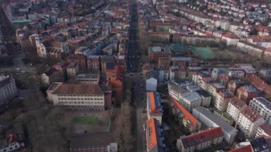 Hava perspektifi Stuttgart 'ta şehir merkezindeki bir caddede hareket eden çok sayıda araç ve tramvayı gösteriyor...