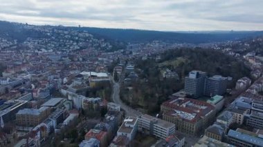 Hava manzaralı Stuttgart şehir manzarası, Karlshohe tepesi ve parkın şehir arazisi ve yeşilliklerin ortasındaki yükselişi.