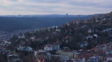 Hava perspektifi Stuttgarts uyumlu şehir manzarasını ortaya çıkarıyor, modern mimari çizgileri yeşil alanlar ile kentsel yapıları çevreleyen.