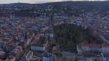 Yukarıdan Stuttgart silueti, şehir şebekesini, mimari çeşitliliği, şehir merkezindeki Fangelsbach mezarlığını gösteriyor..