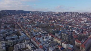 Stuttgart şehir manzarası mimari çeşitliliği, ulaşım altyapısı, tepeden bakıldığında yeşil alanlar.