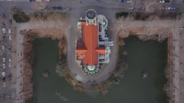 Johanneskirche ve Feuersee 'nin hava perspektifi, çevre sokakların düşük trafikli kentsel manzarasını gözler önüne seriyor.