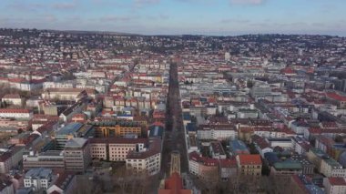 Stuttgarts kentsel manzarasını ortaya çıkaran hava manzarası, yüksek perspektiften Johannisstrasse 'yi, çeşitli binaları ve mimari yoğunluğu yakalıyor.