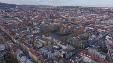 Feuersee ve Johanneskirche 'i vurgulayan Stuttgart' ın kış şehir manzarası, hava manzarası kar tozuyla kaplı kentsel mimari manzaraları yakalıyor.