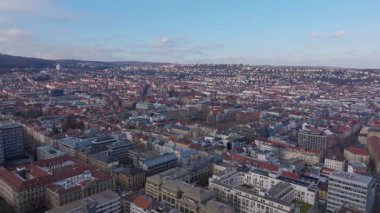 Stuttgart şehir manzarası gökyüzü perspektifinden, mimari çeşitliliğin sergilenmesi ve ikonik Johanneskirche St Johns Kilisesi.