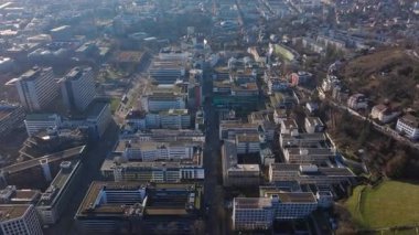 Almanya 'nın Stuttgart kentindeki apartman dairelerinin hava görüntüsü, zamanla büyüyen bir Alman şehrinin kentsel gelişimi ve mimari değişikliklerini gözler önüne seriyor..