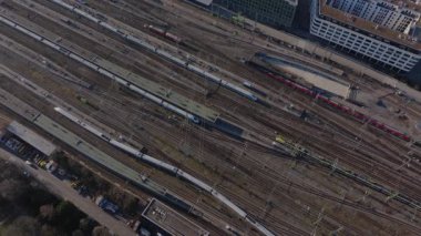 Merkezi istasyona yakın bir hızlı trenin tripodundan gelen hava görüntüsü, çağdaş ulaşım ağını ve hareket halindeki kentsel bağlantıyı ortaya çıkarıyor.