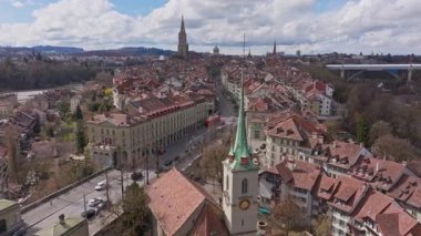 Bern, İsviçre 'nin panoramik hava manzarası, eski kasaba, Aare nehri ve Nydeggbrucke köprüsü ve Nydeggkirche.