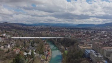 Bern şehir merkezinin hava manzarası turkuaz Aare nehri üzerinde bir köprü ve İsviçre 'deki çevre kent manzarası gösteriyor..