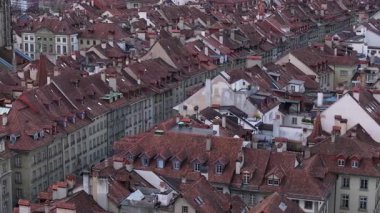 Panoramik hava perspektifi tarihi Bern şehir manzarasını Zytglogge ve Kramgasse ile gözler önüne seriyor, çatıları ve mimari atari salonlarıyla ortaçağ kentsel manzarasını gözler önüne seriyor.