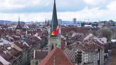 St. Peter ve Paul Kilisesi üzerinde dalgalanan Bernese ulusal bayrağı, Berns 'in tarihi kentsel manzarasını vurguluyor..