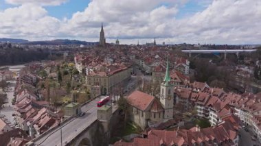 Berns 'in tarihi manzarasını yakalayan hava manzarası, Nydeggbrucke Köprüsü' nü geçen kırmızı halk otobüsü....