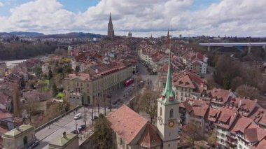 İsviçre 'nin Bern şehrinin hava manzarası, tarihi Nydegg Kilisesi, Nydeggbrucke ve çevresindeki şehir manzarasını vurguluyor..