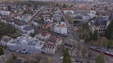 Zarif binaları, kırmızı tramvayı ve toplu taşımacılığı ve kışın yeşil alanları ile Kirchenfeld bölgesinin yer aldığı İsviçre 'nin Bern kentinin havadan görünüşü.