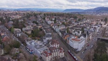 Bern silueti Kirchenfeld mahallesini, yoğun şehir kumaşını, konut yapılarını, sokak ağını, kırmızı tramvay ulaşım sistemini gözler önüne seriyor..