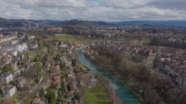 İsviçre 'nin başkenti Bern' ün havadan görünüşü Aare Nehri 'nin şehrin eteklerinde yeşil alanlar oluşturarak şehrin içinden akışını gösteriyor..