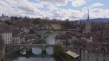 Bern şehri tarihi mimariyi gözler önüne seriyor. Turkuaz Aare Nehri ortaçağ Nydeggbrucke ahşap köprüsünün altında süzülüyor..