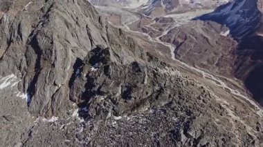 Hava manzarası Everest Dağı 'nı, buzulların etrafındaki vadileri, Himalaya arazisini kaplıyor ve el değmemiş Nepal çöllerini gösteriyor..