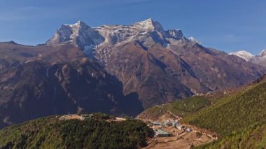 Everest Dağı 'nı kaplayan kar, dağınık yerleşimlerle yemyeşil vadi üzerinde yükselerek Himalaya' nın el değmemiş doğal görkemini gözler önüne serdi..