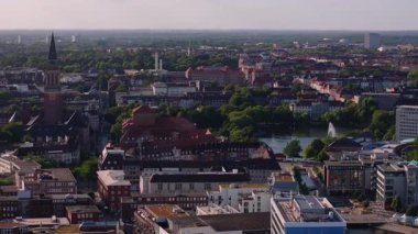 Almanya, Kiel 'in hava görüntüsü şehir merkezini ve çevresindeki binaları gösteriyor. Kamera şehrin çatılarını yavaş yavaş taramaya başladı. Kiel, Almanya 2.2.24