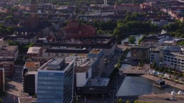 Bu hava manzarası Kiel, Almanya 'nın ufuk çizgisini gösteriyor. Kamera Kiel fiyortunu takip ediyor, binaları ve şehri gösteriyor. Kiel, Almanya 2.2.24