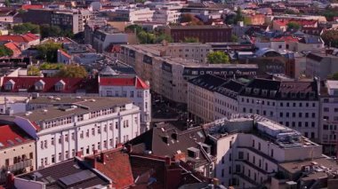 Berlin 'in hava manzarası, içinden arabalar geçen hareketli bir cadde. Binaların çatıları şehrin eşsiz mimarisini gözler önüne seriyor. Berlin, Almanya 2.2.24