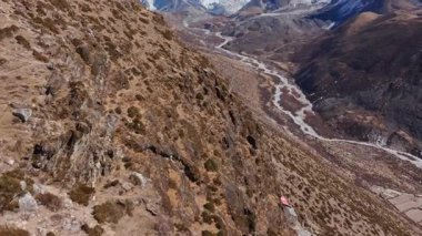 Nepal 'deki Himalayalar' ın görkemli dağları ve vadileri doğanın saf güzelliğini ve enginliğini gözler önüne seren nefes kesici bir hava manzarası ile kendilerini gösterirler..