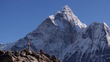 Nangkarshang Tepesi 'nde duran bir dağcının tepesindeki görkemli Everest Dağı kuleleri Himalayalar' ı fethetme mücadelesinin zorlu ama ödüllendirici çabalarını gözler önüne seriyor..
