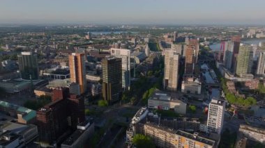 Rotterdam 'ın hava manzarası modern gökdelenler, şehir manzarası ve nehir kentsel mimari ve altyapıyı vurguluyor..