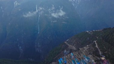 Everest Dağı 'nın etrafındaki puslu bulutlar, Nepal' in dağlık arazisindeki kayalık tepelerin arasına yerleşmiş Himalaya 'nın Namche Bazaar köyünü gözler önüne seriyor..