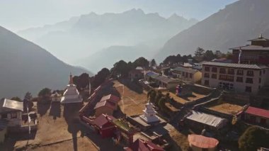 Himalaya tepelerinde tarihi Tengboche Manastırı 'nı çevreleyen kar tepeleri Nepal' in Khumbu bölgesindeki Everestler Dağı 'nın altına kurulmuş kutsal Budist simgesi..