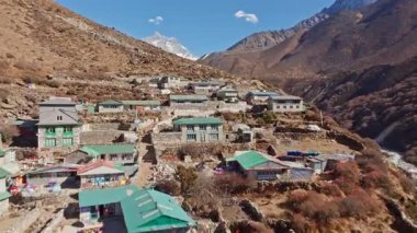 Nepal 'in Khumbu bölgesinde yer alan Shomare köyü, arka planda Everest Dağı' nın yükseldiği engebeli bir dağ manzarasının ortasında yer alır..
