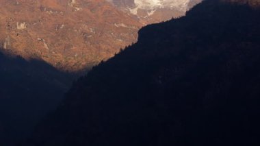 Parlak güneş ışığı yavaş yavaş karlı Everest Dağı zirvesini ortaya çıkarıyor, Himalaya sabah ışığını delip Nepal 'deki en yüksek dağ zirvesine döküyor..