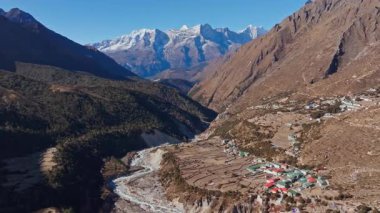 Pangboche, Himalaya 'nın dramatik zirvelerinin ortasında, dağcılık ekiplerinin Nepal' in dağlık arazisini keşfetmesinin kilit noktası olarak görev yapıyor..