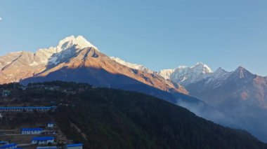 Gökyüzü bulutlu Everest Dağı engebeli yamaçlar, Himalaya 'nın dramatik tepelerini ve nefes kesen dağ manzaralarını gözler önüne seriyor..