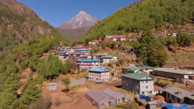 Monjo Himalaya zirvelerinin ortasında, Everestlerin engebeli arazilerini ve yüksek irtifada geleneksel Nepal dağ yaşamını sergiliyor..