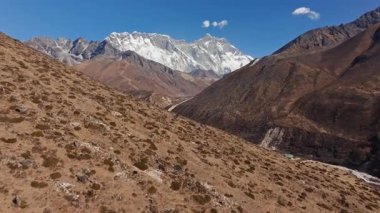 Himalayalar 'ın kayalık vadisinde yükselen devasa karlar Nepal' in efsanevi dağlık doğasının dramatik jeolojik özelliklerini gözler önüne seriyordu..