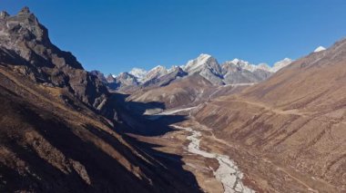 Nepal 'deki Himalaya sıradağları dramatik Everest Tepeleri' ni sunar. Karla kaplı tepeler, Dingboche köyü yakınlarında inen vadiler..