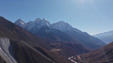 Everest Dağı, yılan vadisinde yükseliyor, Himalaya manzarasını ve Nepal 'in hava perspektifinden doğal ihtişamı gözler önüne seriyor..